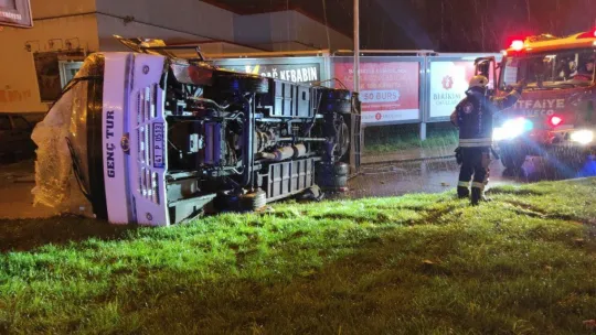 Kontrolden çıkan servis midibüsü binaya çarptı