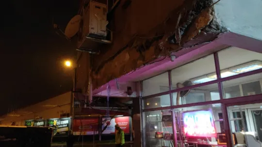 Kontrolden çıkan servis midibüsü binaya çarptı