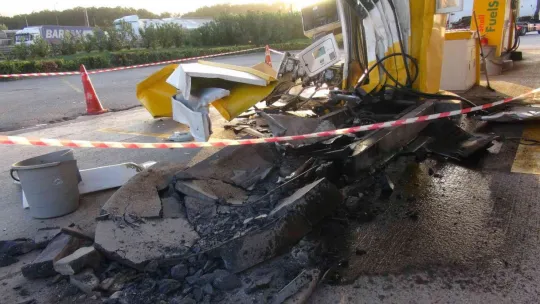 Tır akaryakıt istasyonuna daldı, ortalık savaş alanına döndü
