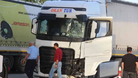 Tır akaryakıt istasyonuna daldı, ortalık savaş alanına döndü