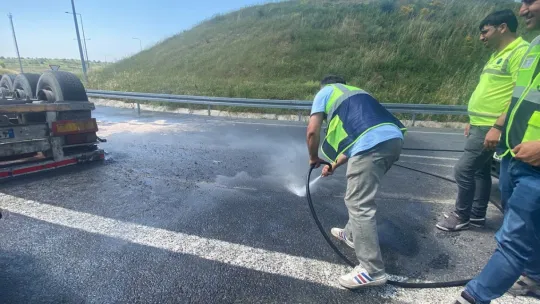 Kontrolden çıkan tır yan yattı: Kimyasal madde yola saçıldı