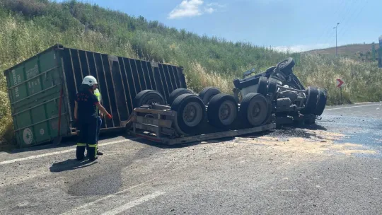 Kontrolden çıkan tır yan yattı: Kimyasal madde yola saçıldı