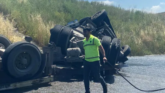 Kontrolden çıkan tır yan yattı: Kimyasal madde yola saçıldı
