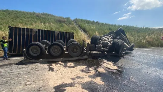 Kontrolden çıkan tır yan yattı: Kimyasal madde yola saçıldı
