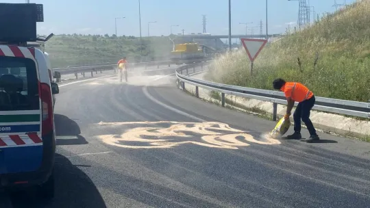 Kontrolden çıkan tır yan yattı: Kimyasal madde yola saçıldı