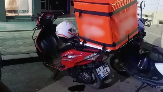 Kontrolünü kaybeden motokurye yere savrularak yaralandı