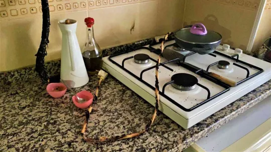 Kopan elektrik teli 4 dairede yangın çıkardı