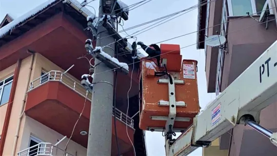 Kopan elektrik teli 4 dairede yangın çıkardı