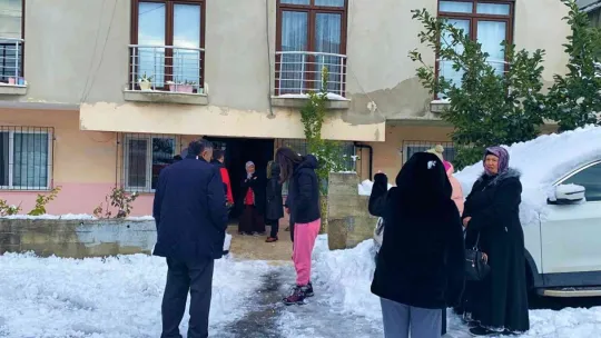 Kopan elektrik teli 4 dairede yangın çıkardı