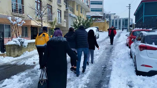 Kopan elektrik teli 4 dairede yangın çıkardı