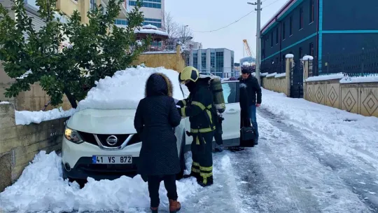Kopan elektrik teli 4 dairede yangın çıkardı