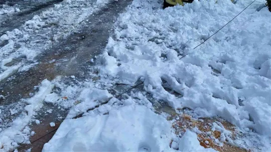 Kopan elektrik teli 4 dairede yangın çıkardı