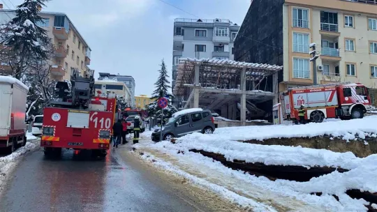 Kopan elektrik teli 4 dairede yangın çıkardı