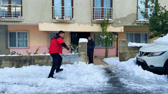 Kopan elektrik teli 4 dairede yangın çıkardı