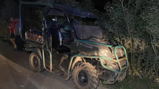 Köpeğe çarpmamak için çöp kutusuna çarptı!