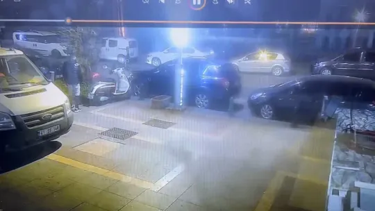 Köpekle önce ilgilendi sonra peşine takıp çaldı