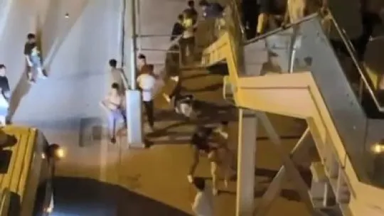 Kavgaya tutuşan gençler, biber gazı sıkılınca böyle kaçtı