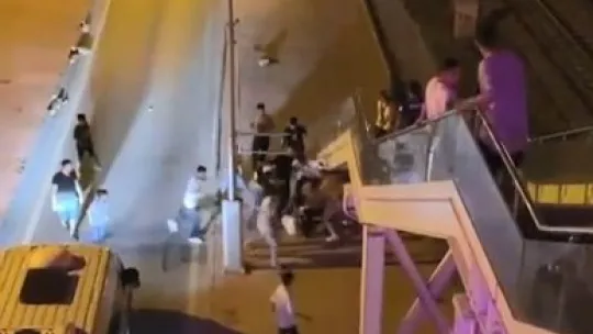Kavgaya tutuşan gençler, biber gazı sıkılınca böyle kaçtı