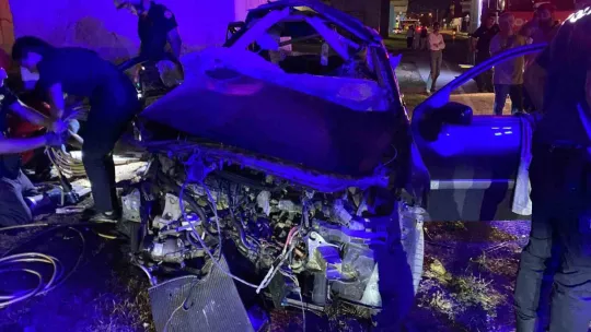 Köprü ayağına çarpan otomobil hurdaya döndü: 2 ağır yaralı