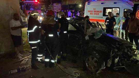 Köprü ayağına çarpan otomobil hurdaya döndü: 2 ağır yaralı