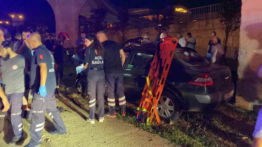 Köprü ayağına çarpan otomobil hurdaya döndü: 2 ağır yaralı