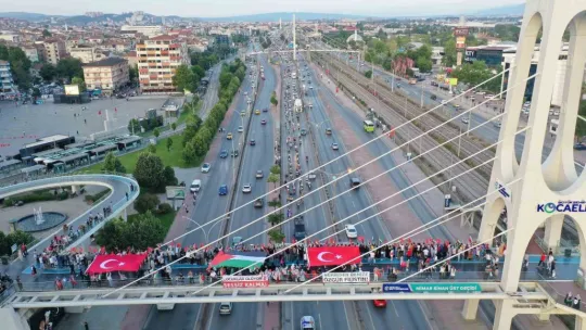 Köprüye çıkan yüzlerce kişi Filistin'deki ölümlere böyle tepki gösterdi