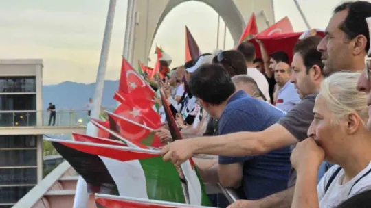 Köprüye çıkan yüzlerce kişi Filistin'deki ölümlere böyle tepki gösterdi