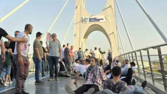 Köprüye çıkan yüzlerce kişi Filistin'deki ölümlere böyle tepki gösterdi