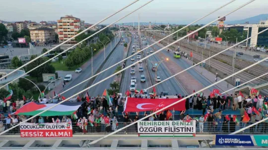 Köprüye çıkan yüzlerce kişi Filistin'deki ölümlere böyle tepki gösterdi