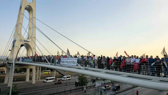 Köprüye çıkan yüzlerce kişi Filistin'deki ölümlere böyle tepki gösterdi