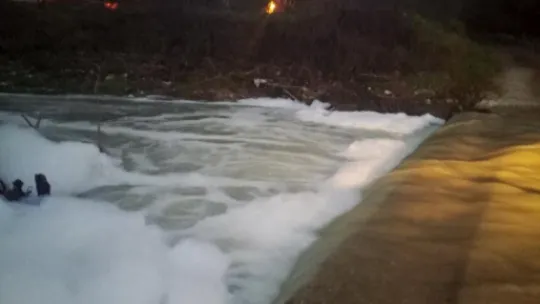 Köpüren dereden ağır kokular yükseliyor