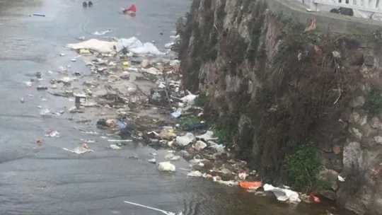 Körfez Ağadere Deresi çöpten geçilmiyor!