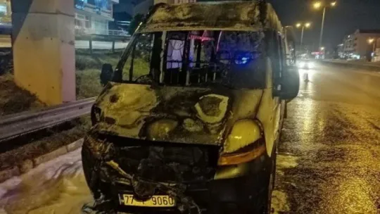 Körfez D-100'de seyir halindeki minibüs alev alev yandı!