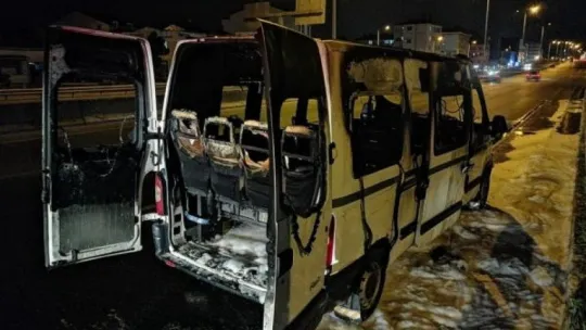 Körfez D-100'de seyir halindeki minibüs alev alev yandı!