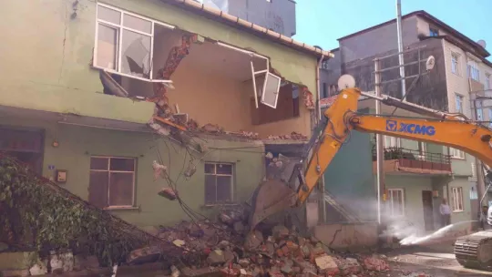 Körfez'de 1999 depreminden kalan son bina yıkıldı