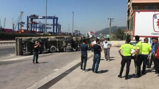 Körfez'de bor yüklü TIR devrildi