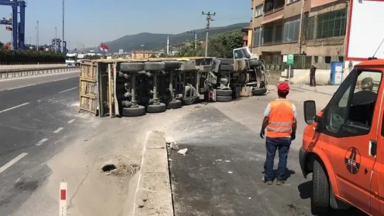 Körfez'de bor yüklü TIR devrildi