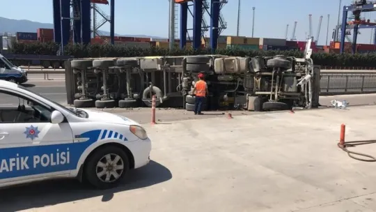 Körfez'de bor yüklü TIR devrildi