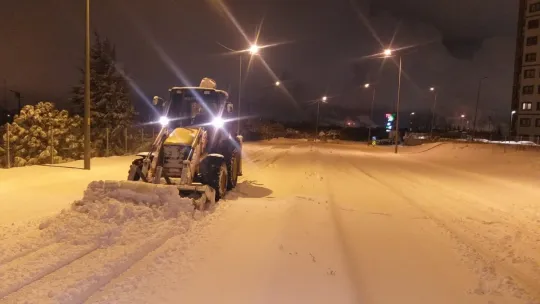 Körfez'de ekipler kar mesaisinde