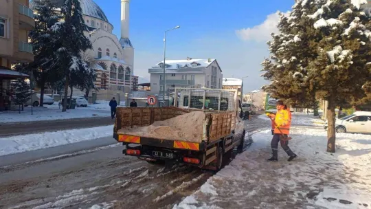 Körfez'de ekipler kar mesaisinde