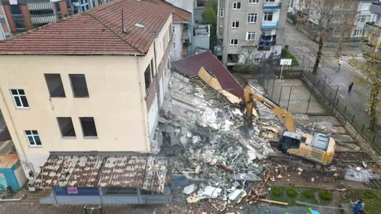 Kocaeli'de riskli bina yıkıldı