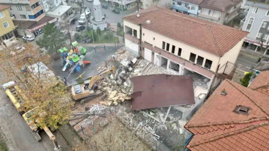 Kocaeli'de riskli bina yıkıldı