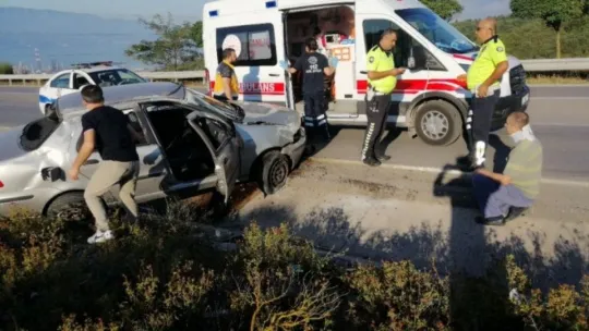 Körfez'de yokuştan inen otomobil takla attı!