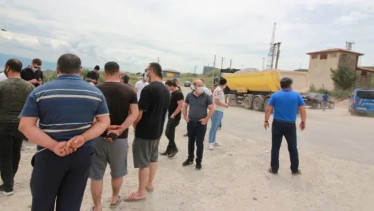 Körfez'de yolu kapattılar!