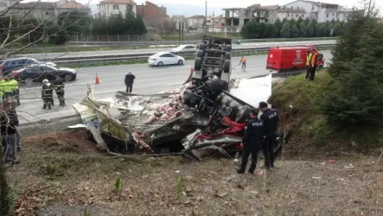 Körfez TEM'de et yüklü TIR takla attı!