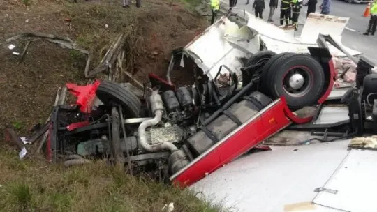 Körfez TEM'de et yüklü TIR takla attı!