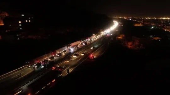 Körfez TEM Otoyolu'nda 5 araç birbirine girdi!