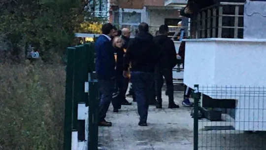 Odaya kilitleyip dövdüğü babasını rehin aldı