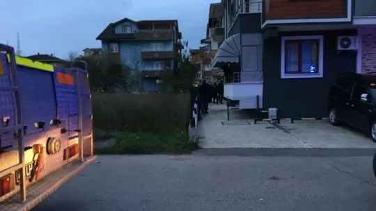 Odaya kilitleyip dövdüğü babasını rehin aldı