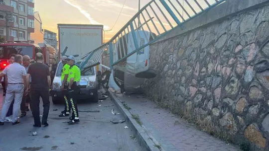 Korkulukları yıkan otomobil duvarda asılı kaldı, sürücü burnu bile kanamadan kurtuldu